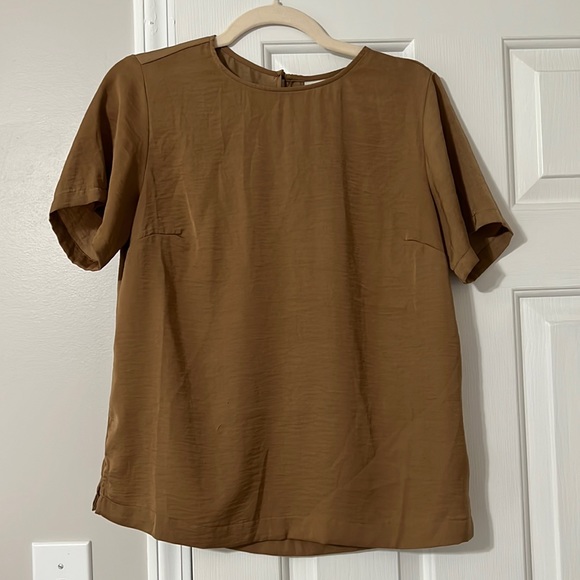 Gold blouse. - Picture 1 of 2